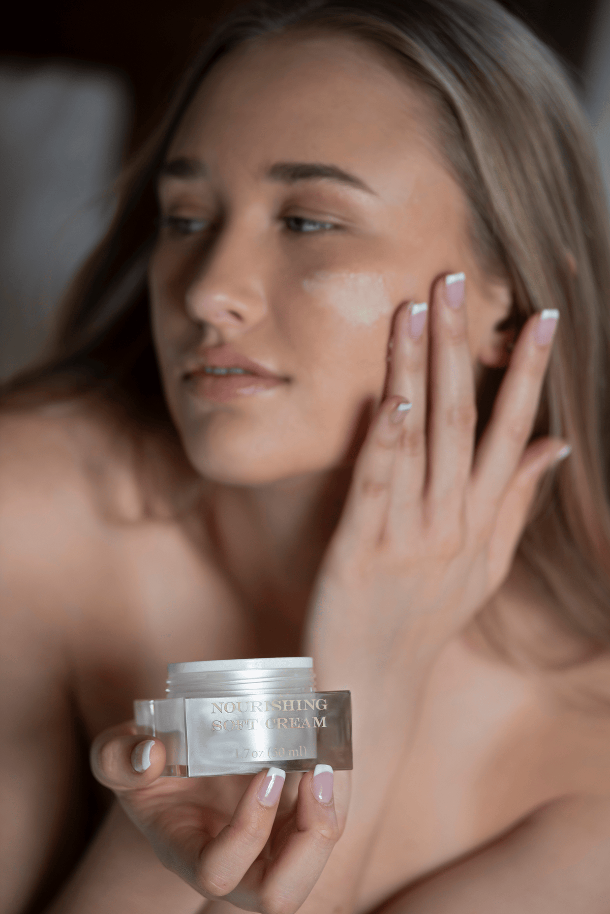 Model with Sapelo Soft Nourishing Cream – rich, fragrance-free moisturizer with botanical extracts to hydrate, soothe, and protect dry or sensitive 
